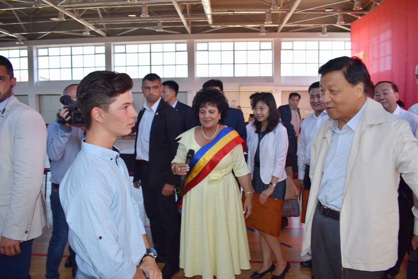 delegatie chineza la primaria cumpana primarul mariana gaju a inmanat lui liu yunshan o ie romaneasca
