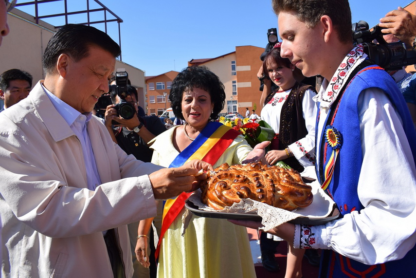 delegatie chineza la primaria cumpana primarul mariana gaju a inmanat lui liu yunshan o ie romaneasca