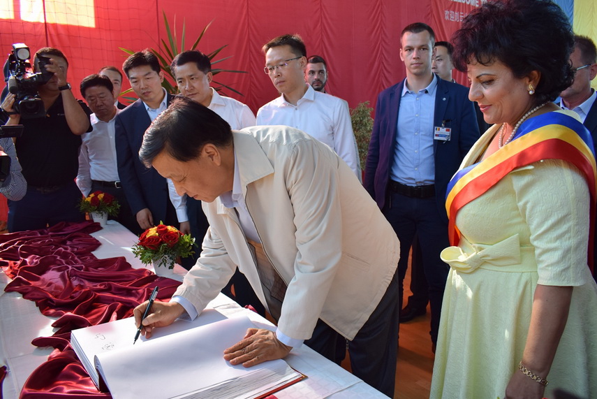 delegatie chineza la primaria cumpana primarul mariana gaju a inmanat lui liu yunshan o ie romaneasca