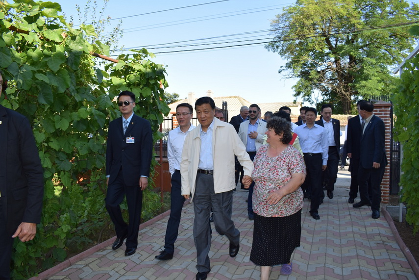 delegatie chineza la primaria cumpana primarul mariana gaju a inmanat lui liu yunshan o ie romaneasca