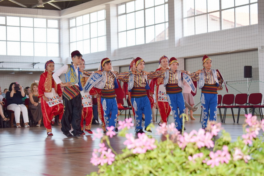 delegatie chineza la primaria cumpana primarul mariana gaju a inmanat lui liu yunshan o ie romaneasca