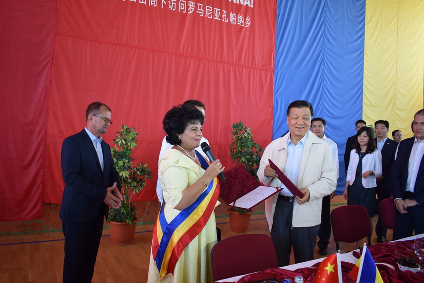 delegatie chineza la primaria cumpana primarul mariana gaju a inmanat lui liu yunshan o ie romaneasca