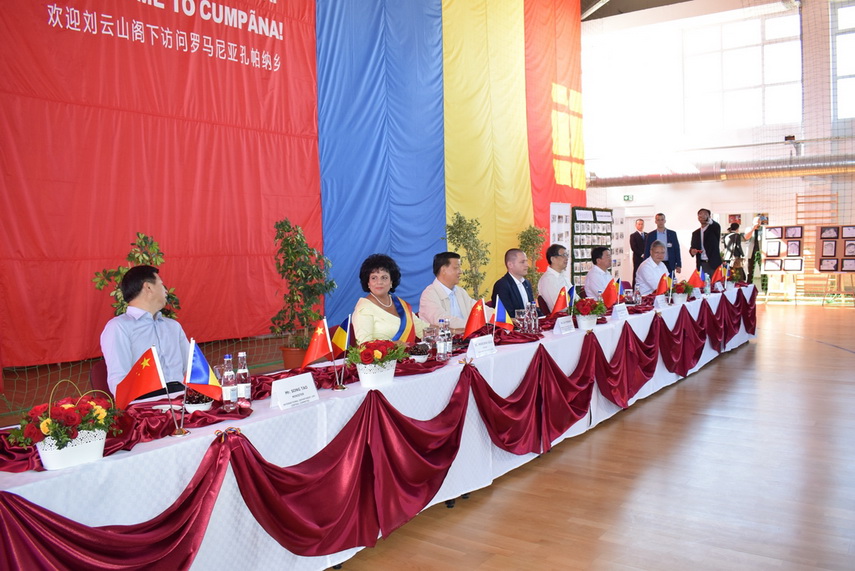 delegatie chineza la primaria cumpana primarul mariana gaju a inmanat lui liu yunshan o ie romaneasca