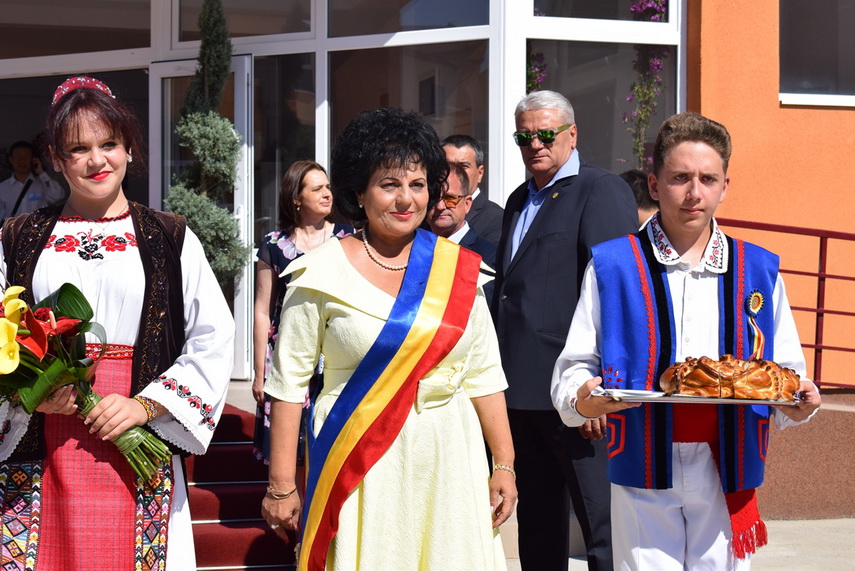 delegatie chineza la primaria cumpana primarul mariana gaju a inmanat lui liu yunshan o ie romaneasca