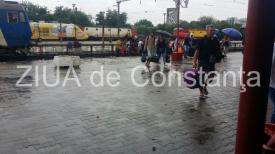 Pasajul din Gara Constanța, inundat. Călătorii sunt nevoiți să treacă peste șinele de cale ferată (video)    