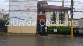 Pompierii ajută copiii Grădiniţă inundată, în municipiul Constanţa (video) 