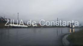 Din cauza ploilor, un tir s-a răstunat în curba din Poarta 7, din Constanța                       