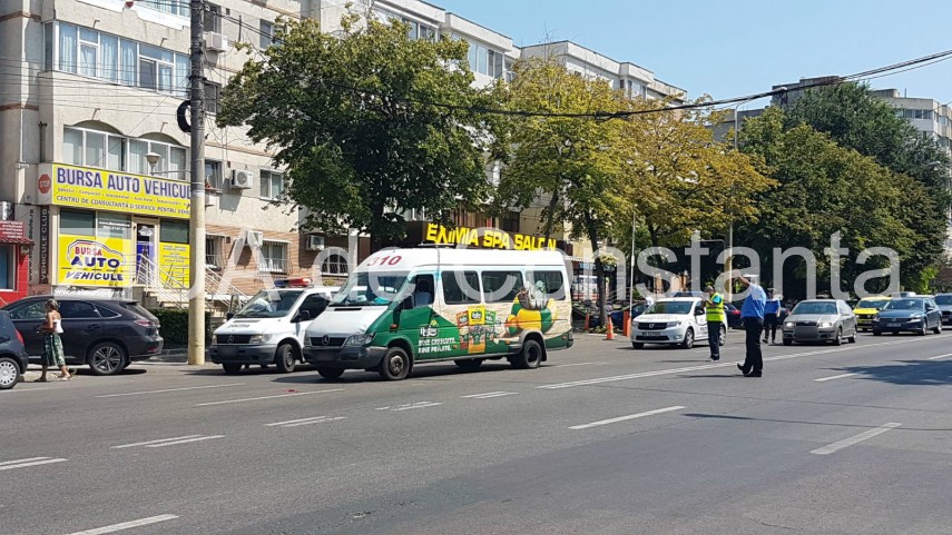 accident in municipiul constanta la trocadero un microbuz de trecatori a izbit in spate un autoturism
