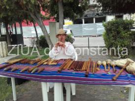 Atmosferă de sărbătoare la Muzeul de Artă Populară. Se cântă din fluier și se lucrează la roata olarului (galerie foto + video)  