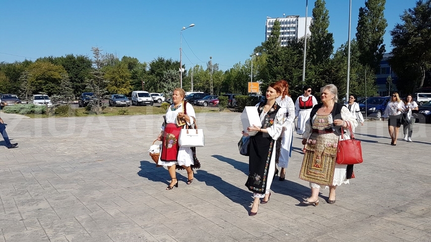 sa fiti mandre ca sunteti social democrate a transmis viorica dancila parada costumelor populare si expozitia