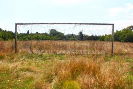 ​Fotoreportaj Ruină sportivă. Terenurile bazei „Triunghi“ din Constanţa au fost înghiţite de bălării 