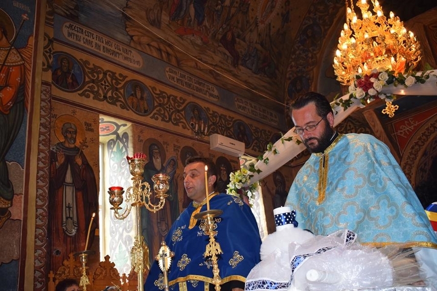 de nasterea maicii domnului doi copii abandonati aflati in asistenta maternala au fost botezati la cumpana
