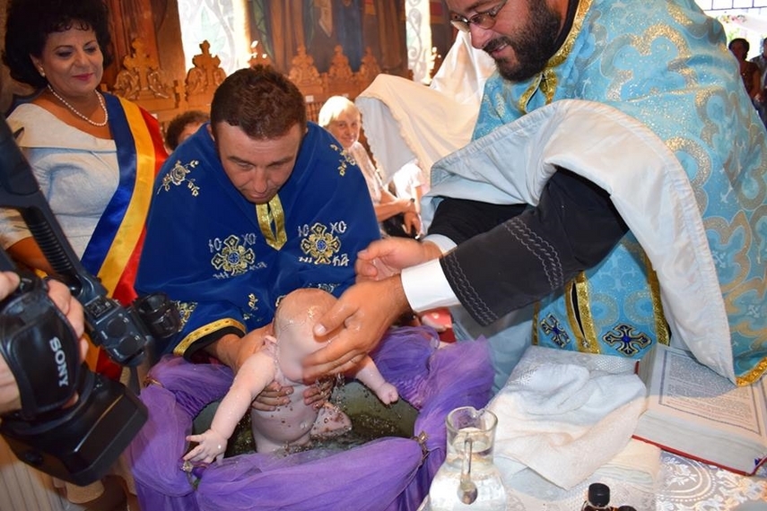 de nasterea maicii domnului doi copii abandonati aflati in asistenta maternala au fost botezati la cumpana
