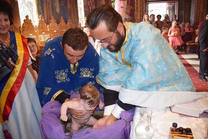 de nasterea maicii domnului doi copii abandonati aflati in asistenta maternala au fost botezati la cumpana