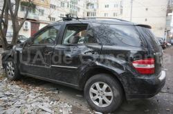 Aproape să-i stea inima în loc! Surpriză de proporţii în parcare. Un constănţean s-a trezit cu acoperişul unui bloc pe maşină