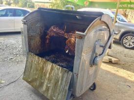 Postarea lui Godină care a stârnit Internetul Container de gunoi, transformat în proţap 