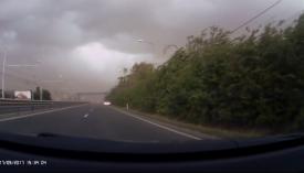 Momentul în care poarta de la intrarea în Timișoara s-a prăbușit peste mașina în care se afla un student, surprins de o cameră video 