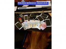 Percheziții într-un dosar de trafic de droguri și proxenetism. Mai multe persoane vor fi duse la audieri