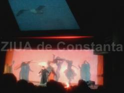 Nu lăsați ploaia să vă țină în case, mergeți la teatru!