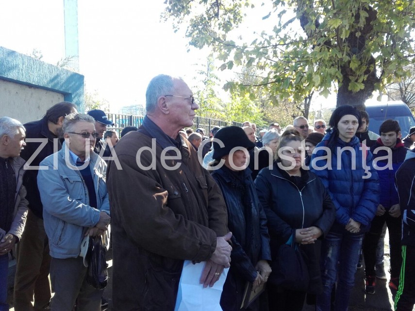 imagini de la eveniment fostul rugyst mihai holban condus pe ultimul drum cortegiul funerar a oprit si imagini de la eveniment fostul rugyst mihai holban condus pe ultimul drum cortegiul funerar a oprit si