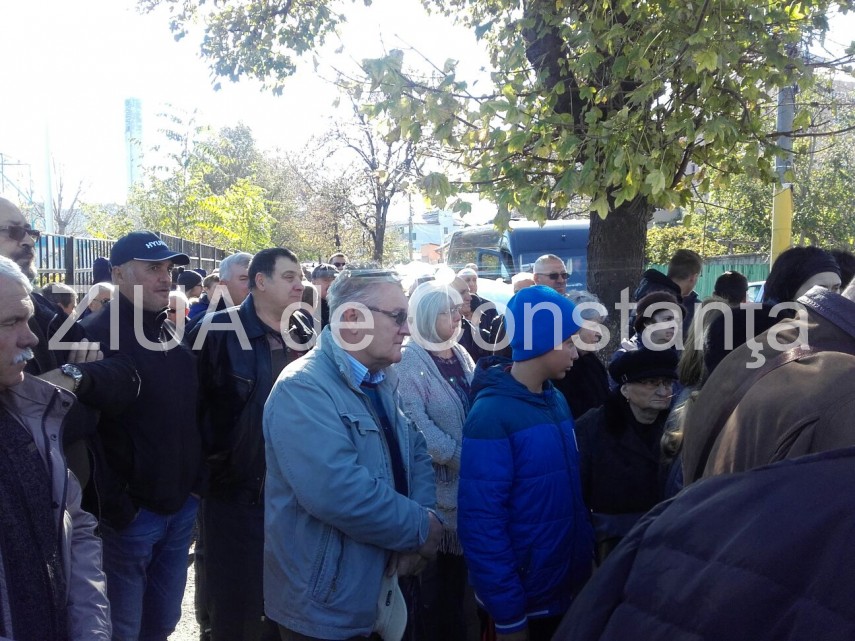 imagini de la eveniment fostul rugyst mihai holban condus pe ultimul drum cortegiul funerar a oprit si imagini de la eveniment fostul rugyst mihai holban condus pe ultimul drum cortegiul funerar a oprit si