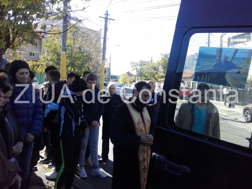 imagini de la eveniment fostul rugyst mihai holban condus pe ultimul drum cortegiul funerar a oprit si imagini de la eveniment fostul rugyst mihai holban condus pe ultimul drum cortegiul funerar a oprit si