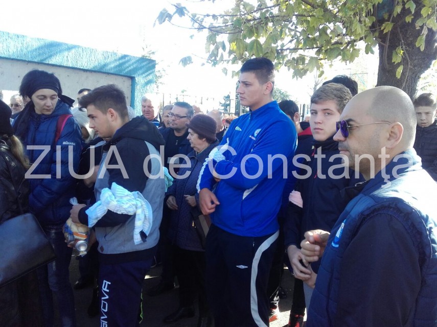 imagini de la eveniment fostul rugyst mihai holban condus pe ultimul drum cortegiul funerar a oprit si imagini de la eveniment fostul rugyst mihai holban condus pe ultimul drum cortegiul funerar a oprit si