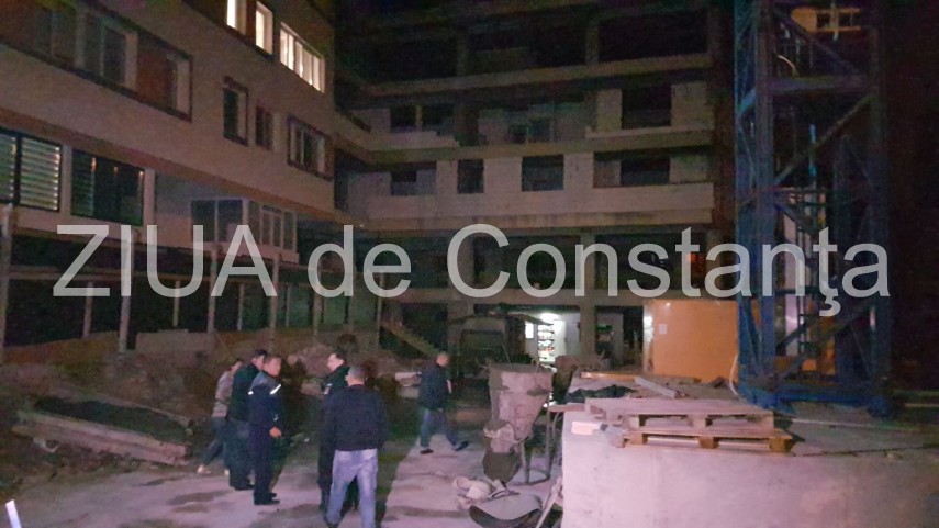 imagini de la eveniment accident de munca pe strada eliberarii din constanta un muncitor a cazut de la
