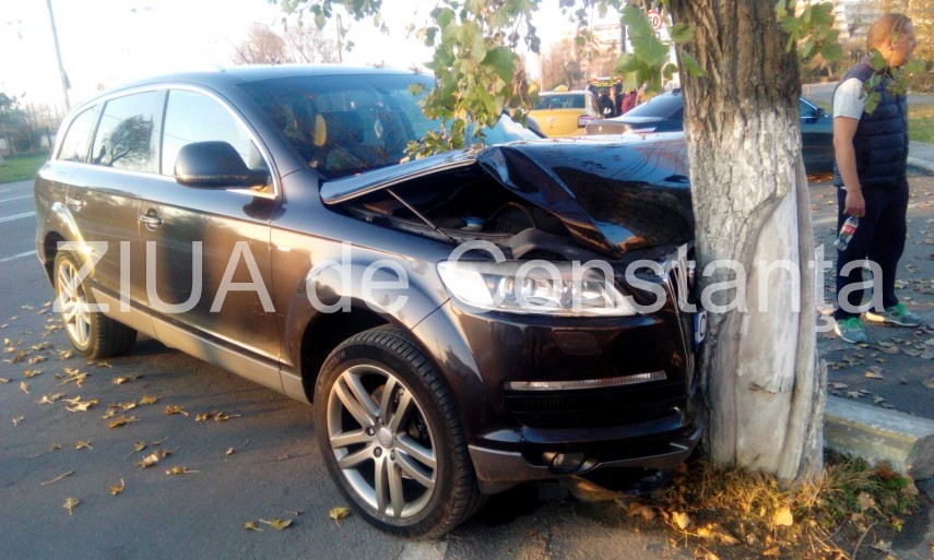 carambol in statiunea mamaia trei masini avariate serios un bolid a intrat intr un copac galerie foto