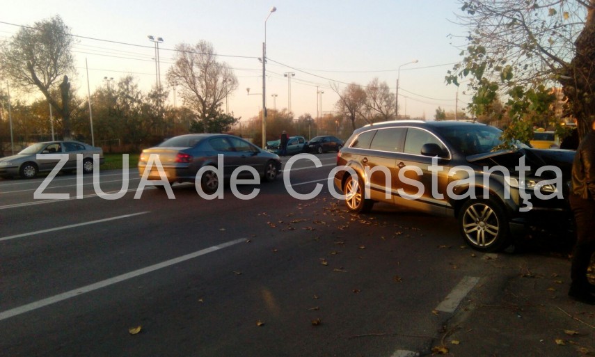 carambol in statiunea mamaia trei masini avariate serios un bolid a intrat intr un copac galerie foto