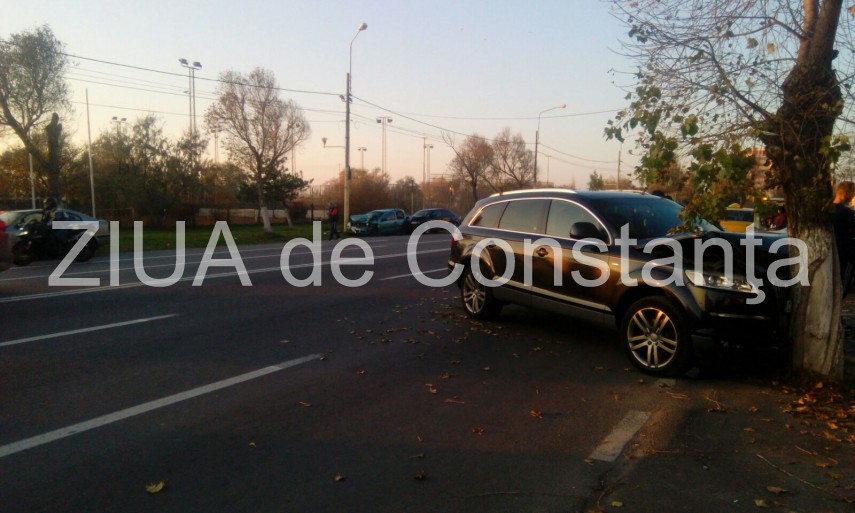 carambol in statiunea mamaia trei masini avariate serios un bolid a intrat intr un copac galerie foto