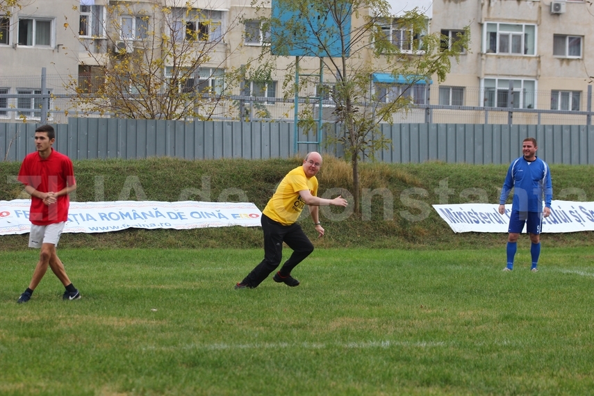 mesajul de pe tricoul lui paul brummell ambasadorul marii britanii la bucuresti jucator de oina la constanta