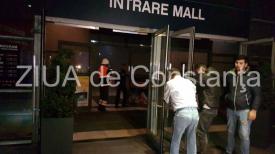 Imagini de la evenimentCe a scăpat tuturor din vedere la incendiul de la City Park Mall. Cu ce a legat un angajat uşile mall-ului ca să stea deschise şi să iasă fumul şi clienţii (galerie foto+galerie foto) 