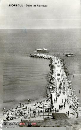 Eforie Sud, stația de hidrobuze sau oameni înaintând în mare. O amintire din anul 1963 