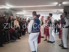 Imagini de la eveniment. La galeria „Virgil Coman“ „Identitate culturală în Dobrogea“ cu dans, muzică, pictură și documente