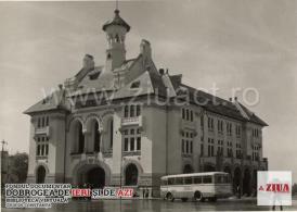 1958 Pe frontispiciul clădirii scrie Sfatul Popular al orașului Constanța 