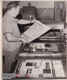 1967 Zetarul verificând corectitudinea titlurilor culese manual din casetele cu litere din plumb 