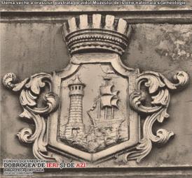 Stema veche a orașului, păstrată pe zidul Muzeului de Istorie Națională și Arheologie Constanța  