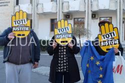 Imaginea zilei. Protest la Constanța în fața Prefecturii. Cum au ales manifestanții să-și arate nemulțumirea