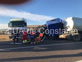 UPDATE. Imagini de la eveniment. Pericol de explozie. Accident rutier grav în apropiere de Crucea, județul Constanța. O victimă încarcerată. O autobasculantă și o cisternă implicate (galerie foto+video)                