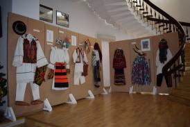 Atmosferă de sărbătoare la Muzeul de Artă Populară - costume de colindători și măști de urâți