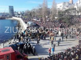 UPDATE Vreme de primăvară de Bobotează, la Constanţa. Mii de credincioși, adunaţi în faţa Arhiepiscopiei Tomisului (galerie foto)   