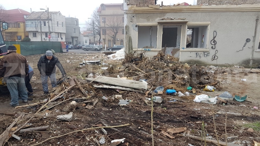 santier pe strada tudor vladimirescu au inceput lucrarile de demolare a unui imobil galerie foto video