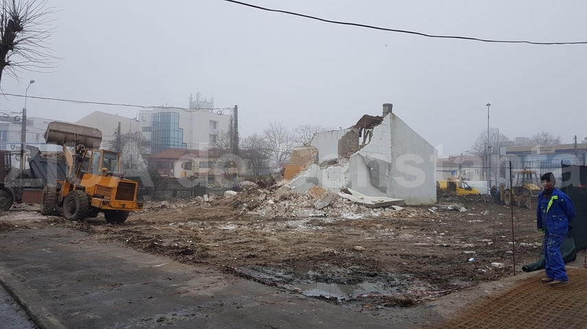 santier pe strada tudor vladimirescu au inceput lucrarile de demolare a unui imobil galerie foto video