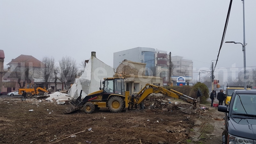 santier pe strada tudor vladimirescu au inceput lucrarile de demolare a unui imobil galerie foto video