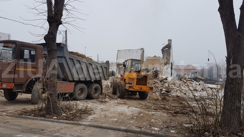 santier pe strada tudor vladimirescu au inceput lucrarile de demolare a unui imobil galerie foto video