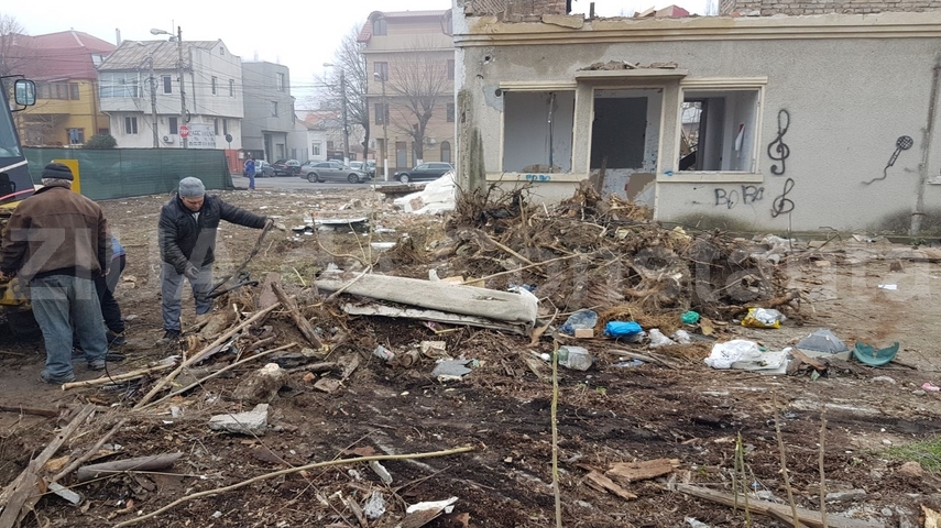 santier pe strada tudor vladimirescu au inceput lucrarile de demolare a unui imobil galerie foto video