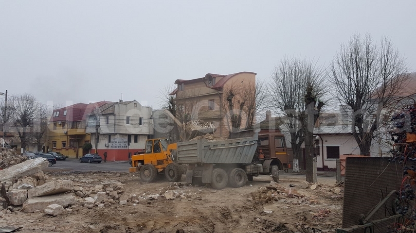 santier pe strada tudor vladimirescu au inceput lucrarile de demolare a unui imobil galerie foto video