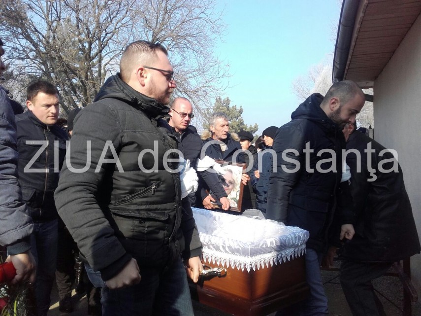 imagini de la eveniment live text teodora care a decedat saptamana trecuta dupa ce a nascut la o clinica