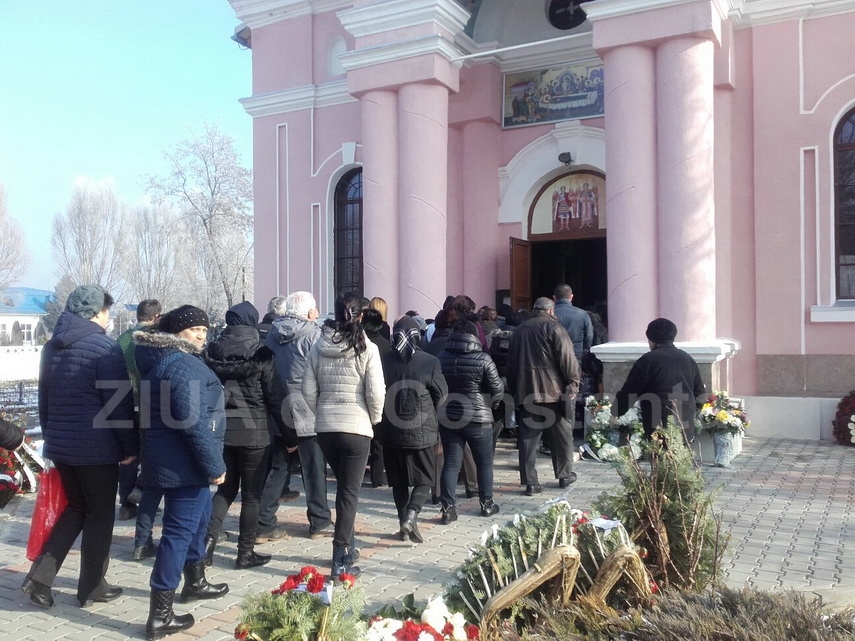 lacrimi si durere zeci de oameni au condus o pe ultimul drum pe teodora tanara decedata dupa ce a nascut